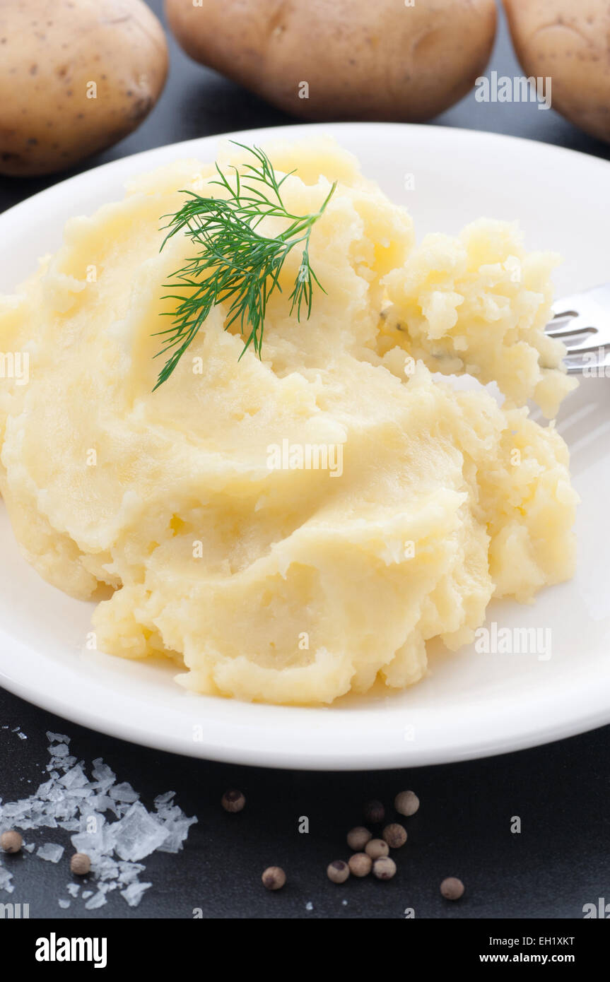 Kartoffelpüree mit Meersalz, Dill und weißem Pfeffer. Stockfoto