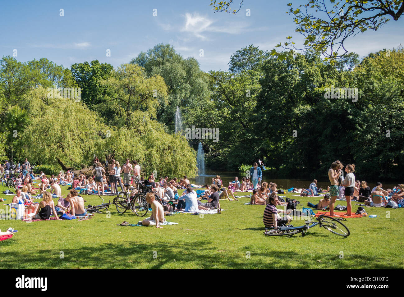 Massen von Menschen genießen die Sonne im Vondelpark amsterdam Stockfoto