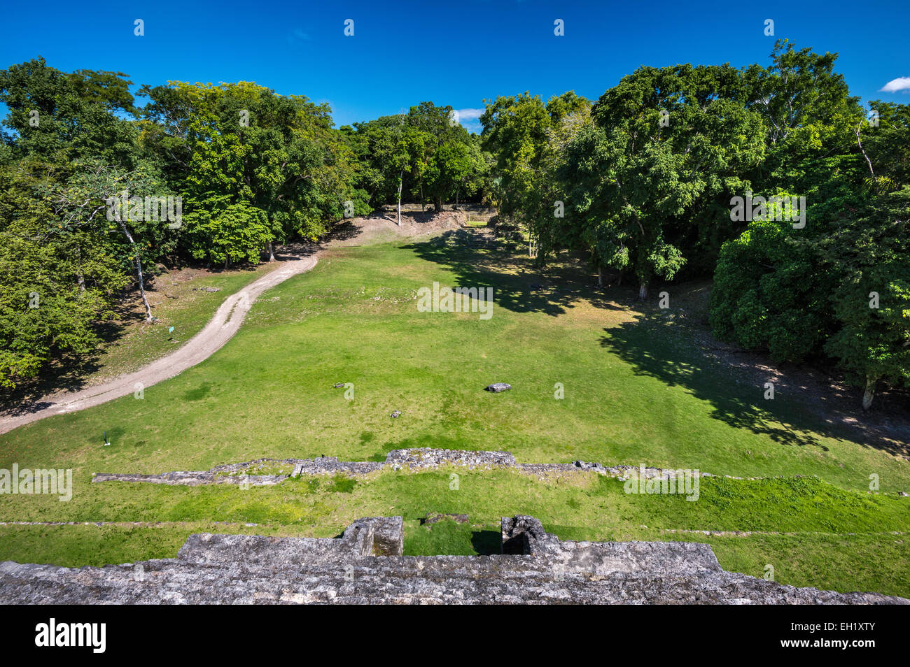 Blick auf Plaza von Jaguar-Tempel von Lamanai, Maya-Ruinen, Regenwald in der Nähe von Indian Kirche Dorf, Orange Walk District, Belize Stockfoto