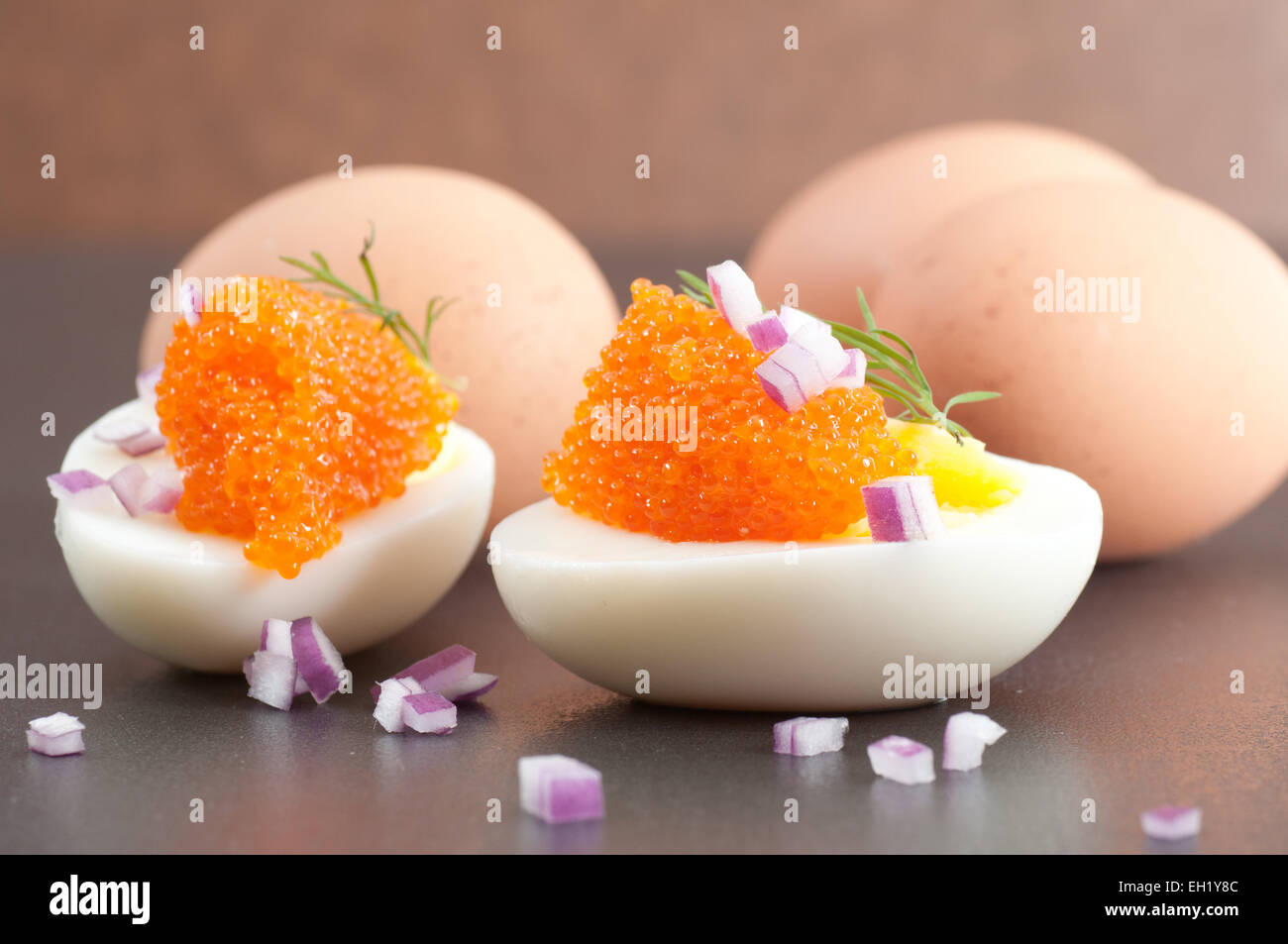 Ei-Hälften mit Kaviar, spanische Zwiebeln und Dill. Stockfoto