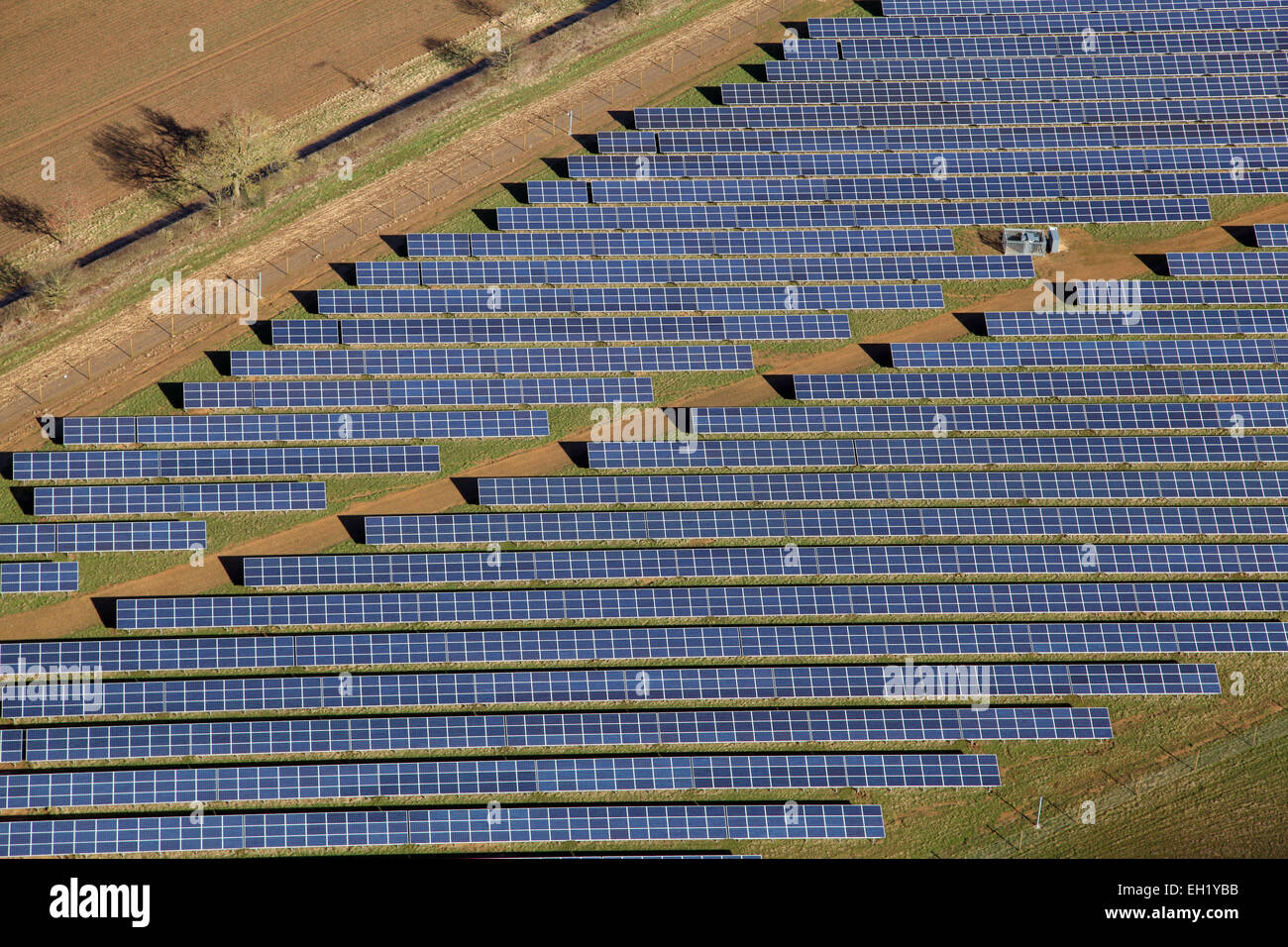 eine Nahaufnahme Luftaufnahme der Solarmodule (PV-Zellen) auf ein Solarpark im Vereinigten Königreich Stockfoto