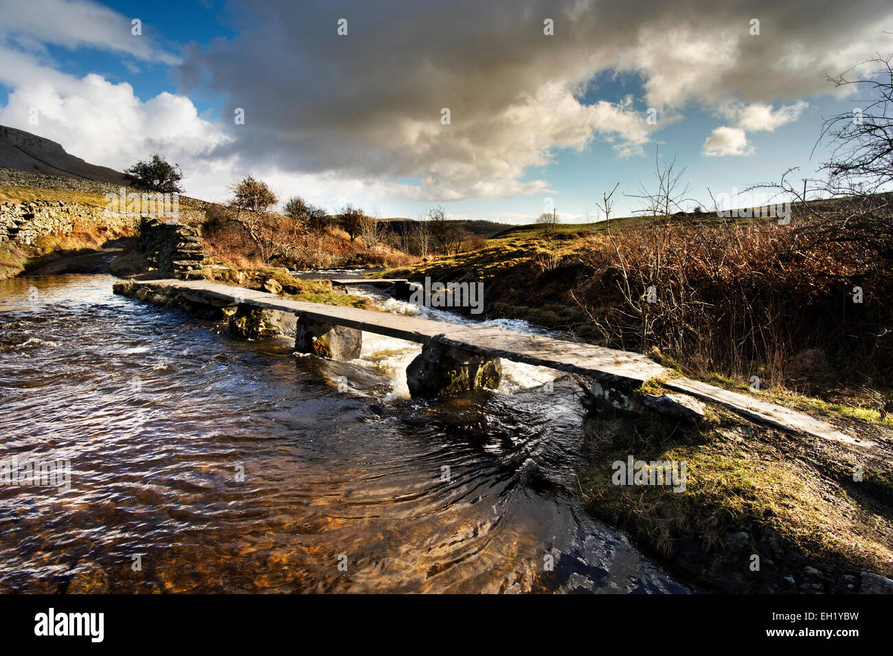 Alte clapper Bridge bei austwick Beck, in der Nähe von Austwick, Yorkshire Dales National Park, Großbritannien Stockfoto