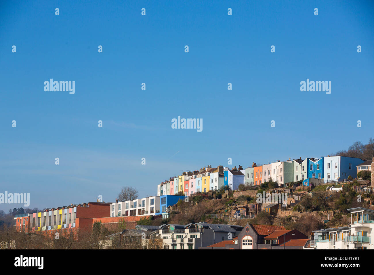 Bunten Bürgerhäusern in Bristol entlang der Hafenpromenade an einem sonnigen Tag mit blauem Himmel. Stockfoto