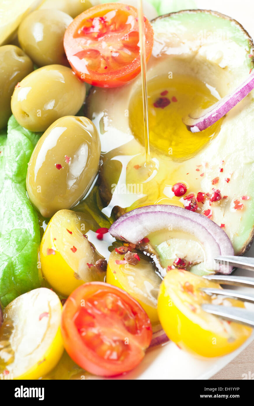 Oliven, Tomaten, spanische Zwiebeln und Avocado-Salat. Stockfoto