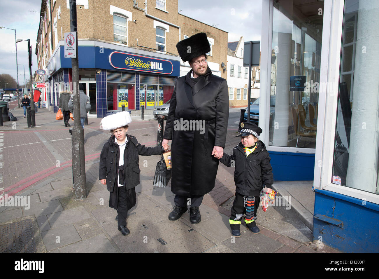 Stamford Hill, London, Großbritannien. 5. März 2015.  Die jüdische Gemeinde in Satmford Hill waren heute feiert Purim ein jüdischer Feiertag am 14. des hebräischen Monats von Adar, tragen Kostüm heraus auf den Straßen von Stamford Hügel, Nord-London, UK. Bildnachweis: Jeff Gilbert/Alamy Live-Nachrichten Stockfoto