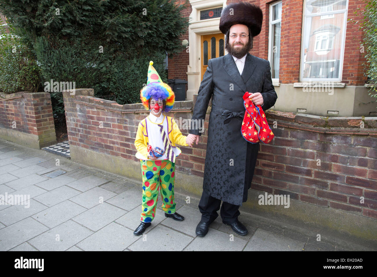 Stamford Hill, London, Großbritannien. 5. März 2015. Stamford Hill, London, Großbritannien. 5. März 2015. Die jüdische Gemeinde in Satmford Hill waren heute feiert Purim ein jüdischer Feiertag am 14. des hebräischen Monats von Adar, tragen Kostüm heraus auf den Straßen von Stamford Hügel, Nord-London, UK. Bildnachweis: Jeff Gilbert/Alamy Live-Nachrichten Stockfoto