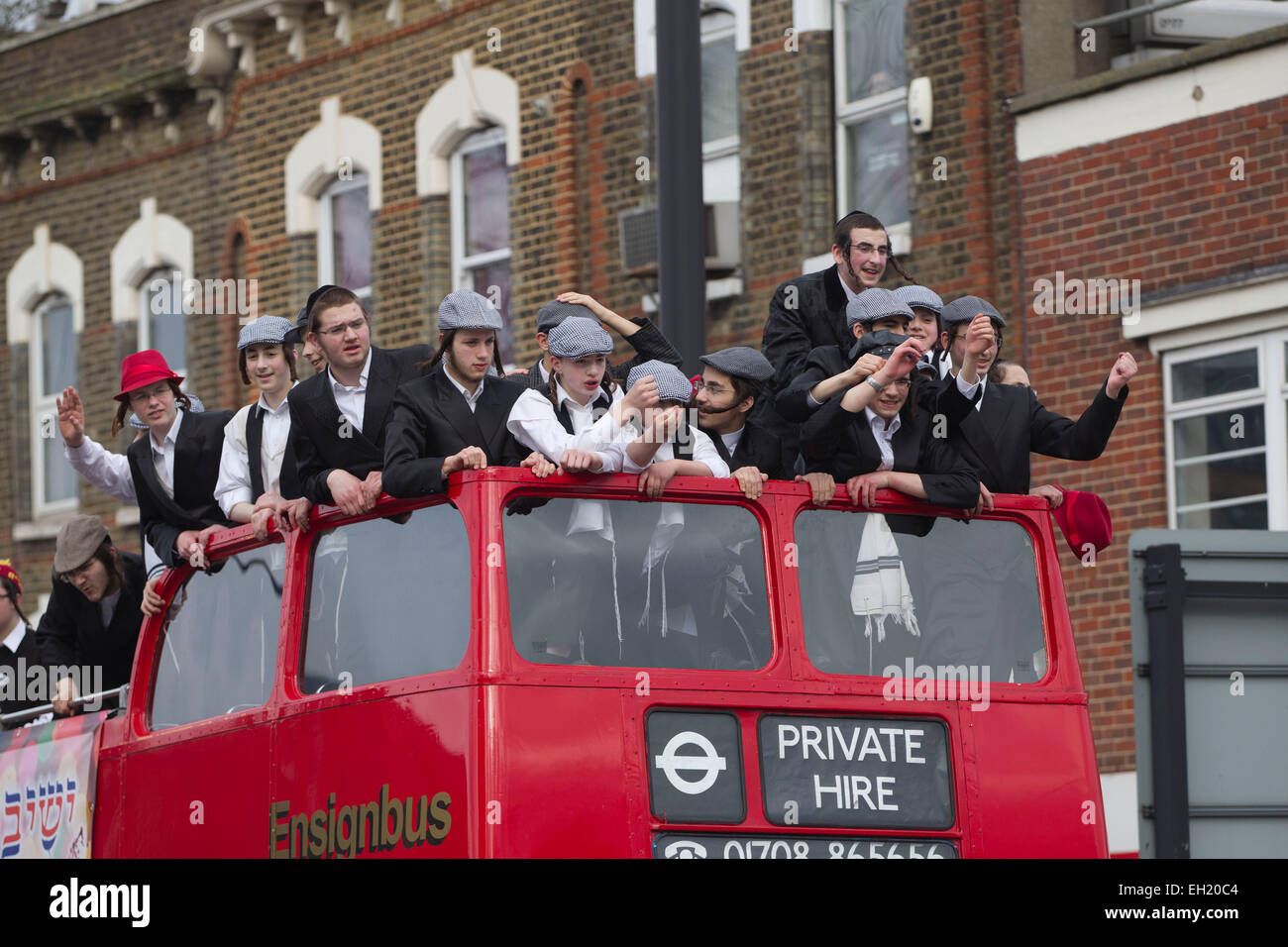 Stamford Hill, London, Großbritannien. 5. März 2015. Stamford Hill, London, Großbritannien. 5. März 2015. Die jüdische Gemeinde in Satmford Hill waren heute feiert Purim ein jüdischer Feiertag am 14. des hebräischen Monats von Adar, tragen Kostüm heraus auf den Straßen von Stamford Hügel, Nord-London, UK. Bildnachweis: Jeff Gilbert/Alamy Live-Nachrichten Stockfoto