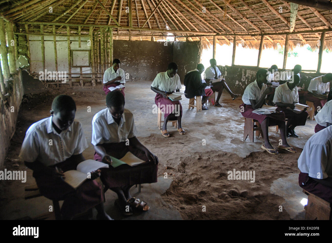 Teenager lernen an einer Schule finanziert von der Europäischen Union in Yei, Süd-Sudan. Stockfoto