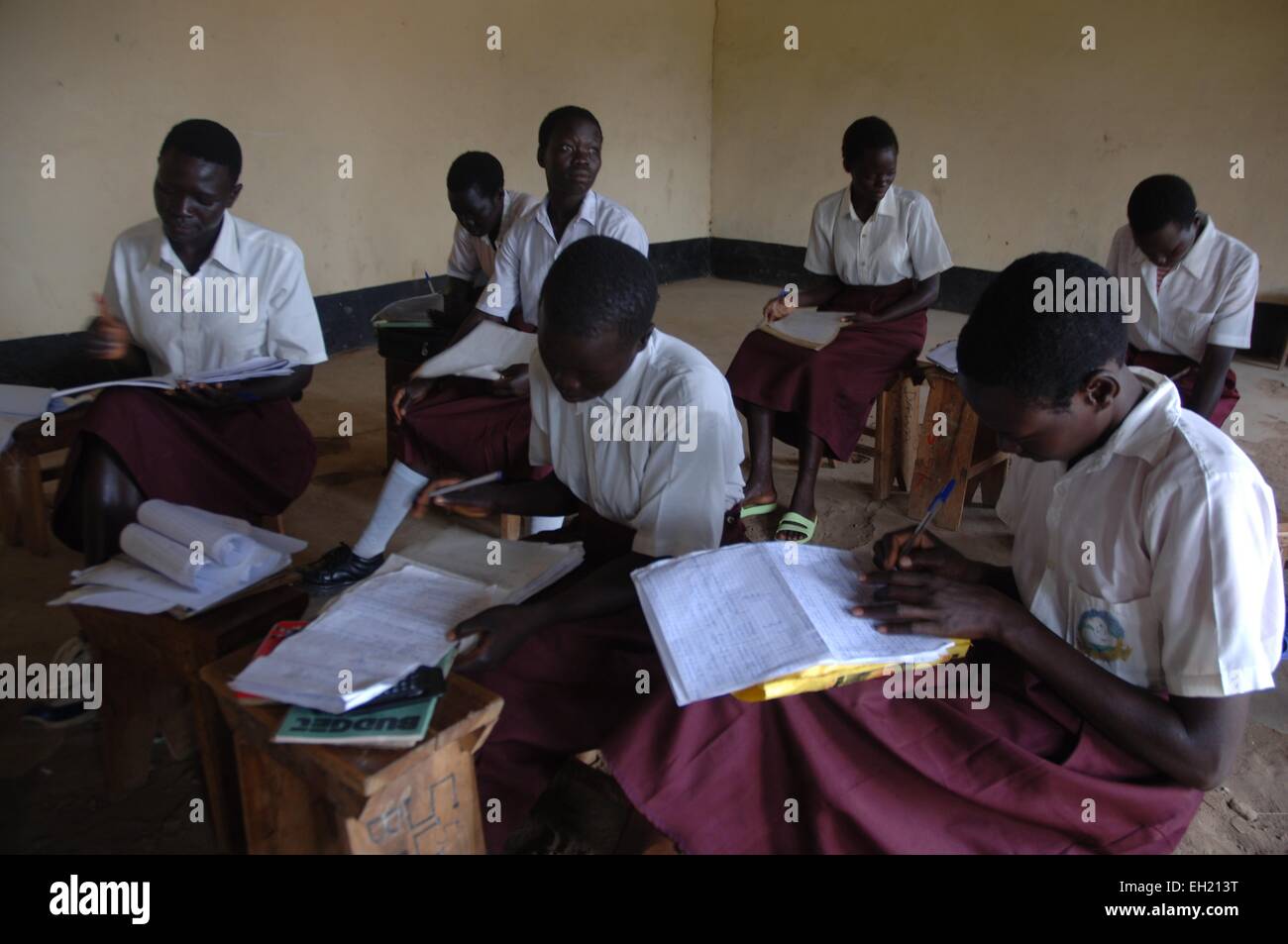 Teenager lernen an einer Schule finanziert von der Europäischen Union in Yei, Süd-Sudan. Stockfoto