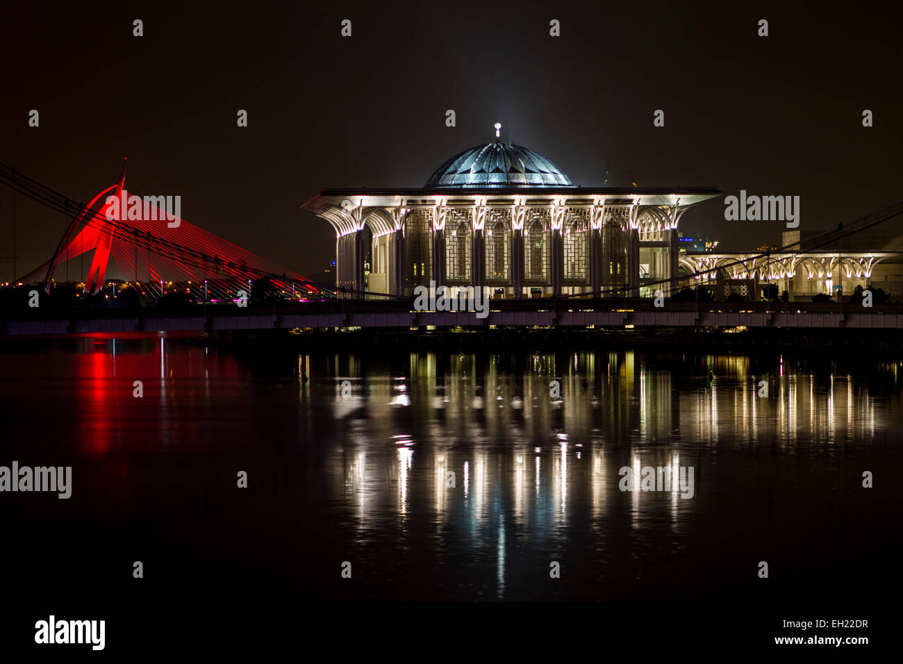 Bunte Moschee, leuchtet in der Nacht, auf einem See schwimmen Stockfoto