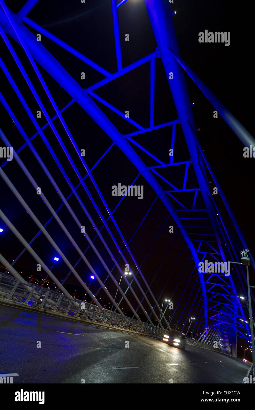 Futuristische blaue Licht Bridge bei Nacht Stockfoto