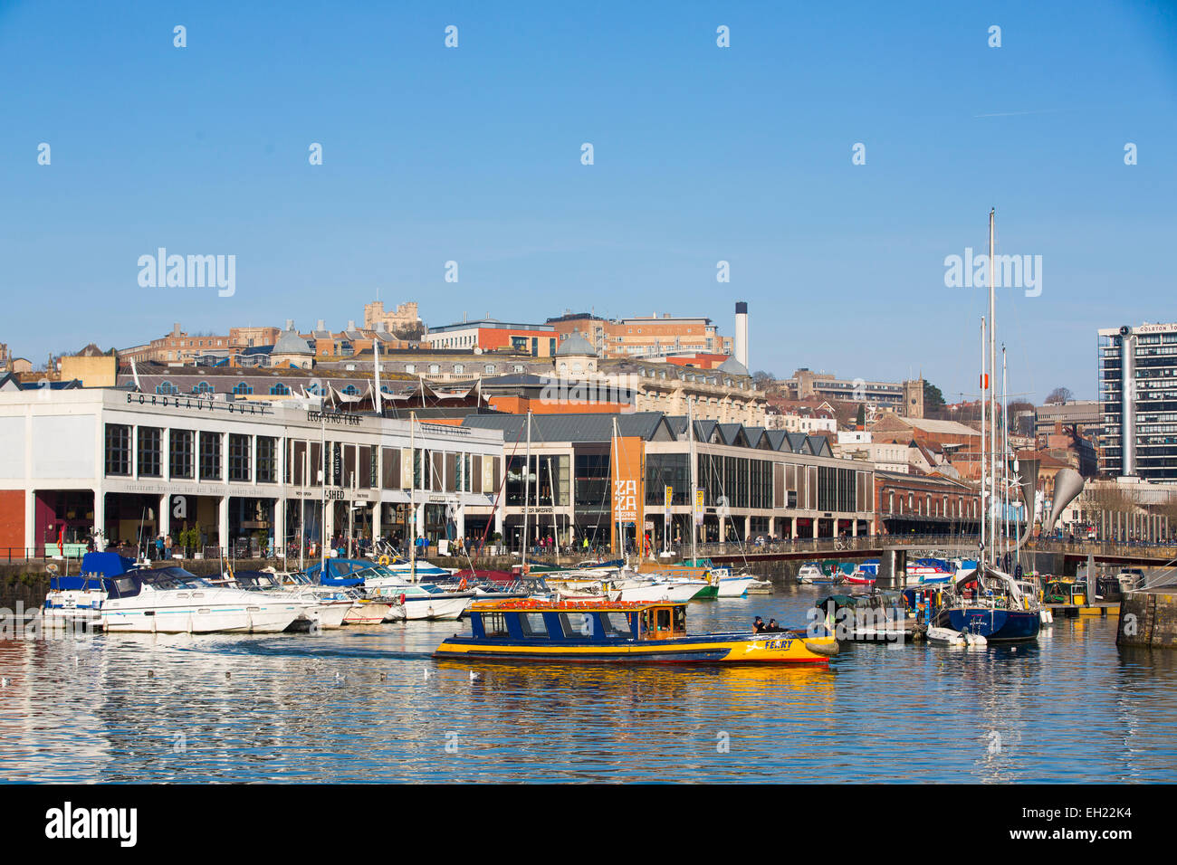 Bristol Flusstaxi übergibt die Hafenpromenade mit festgemachten Boote in der Sonne. Stockfoto