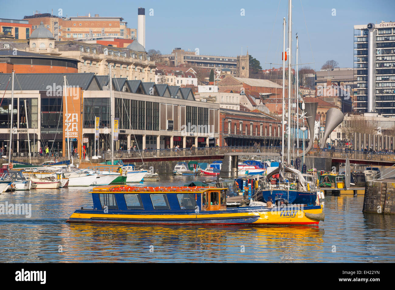 Bristol Flusstaxi übergibt die Hafenpromenade mit festgemachten Boote in der Sonne. Stockfoto