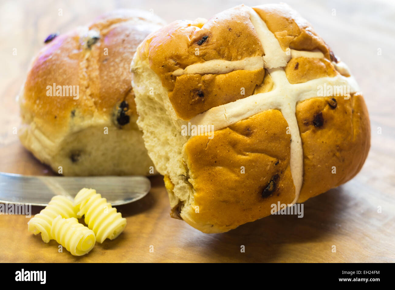 Hot Cross Bun hergestellt aus einem reichen Hefeteig von Mehl, Milch, Zucker, Butter, Eiern, Rosinen und Gewürzen wie Zimt, Muskat, Stockfoto