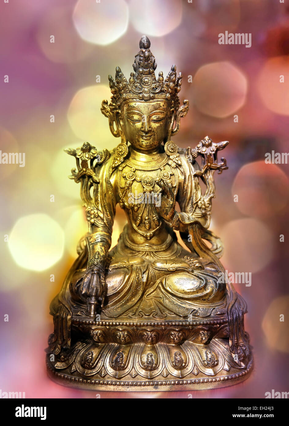 Statue von Avalokiteshvara auf Bokeh Hintergrund. Stockfoto