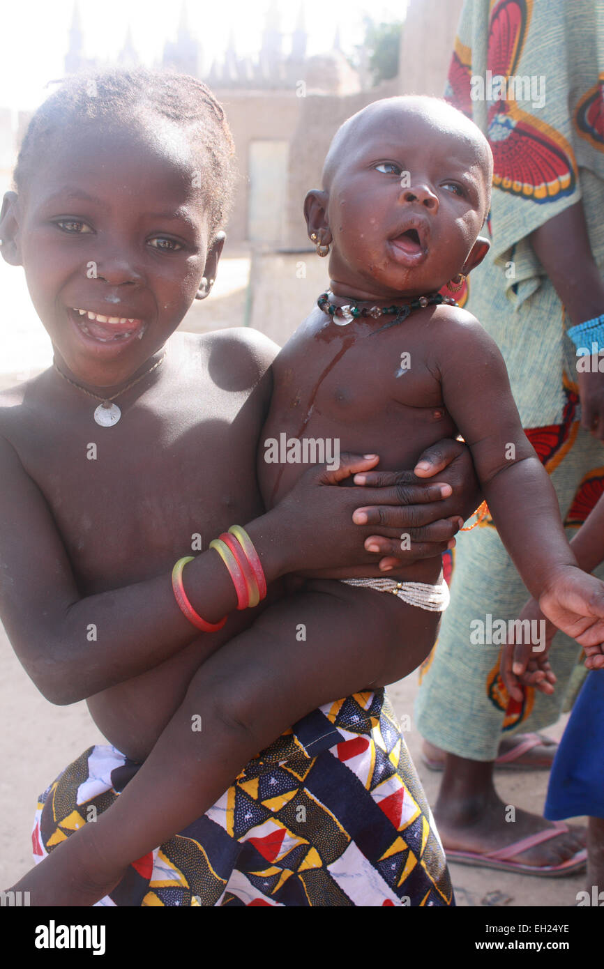 SANGA, MALI - 29. September 2008: Unbekannte Kinder vom Dorf im Dogonland am 29. September 2008, Sanga, Mali Stockfoto