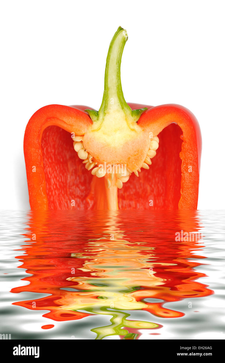 Eine rote Paprika schneiden in der Hälfte zeigt Nahaufnahme Detail der Samen Digital in einer Lache des Wassers wider. Stockfoto