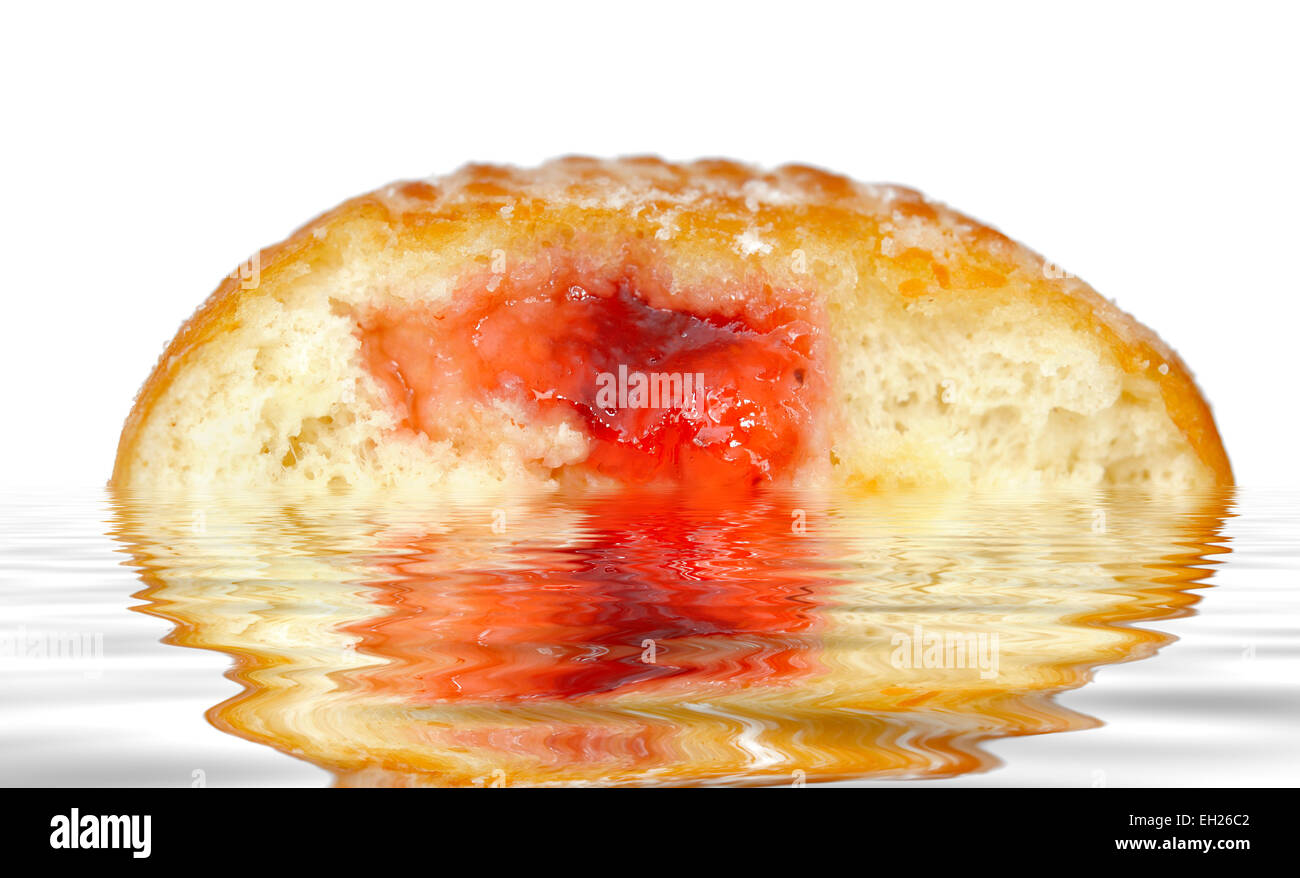 Eine Marmelade Krapfen in einer Digital erstellten Lache des Wassers reflektiert Stockfoto