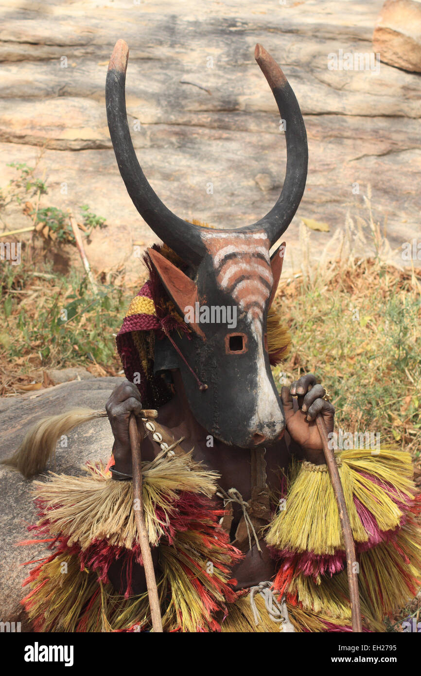 TIRELI, MALI - 2. Oktober 2008: Dogon Mann mit seiner traditionellen Maske auf dem Hauptplatz des Dorfes Tireli auf 2. Oktober 2008, Stockfoto