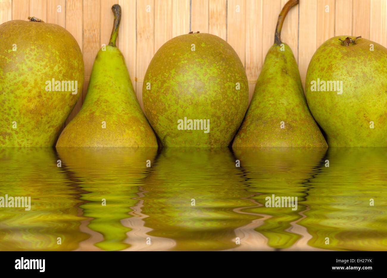 Konferenz-Birnen in einer Digital erstellten Lache des Wassers reflektiert Stockfoto