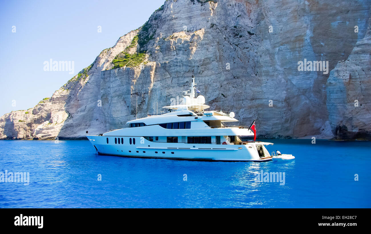 Weiße Luxus-Yacht navigiert in schönen blauen Wasser in der Nähe von Zakynthos Island, Griechenland. Stockfoto