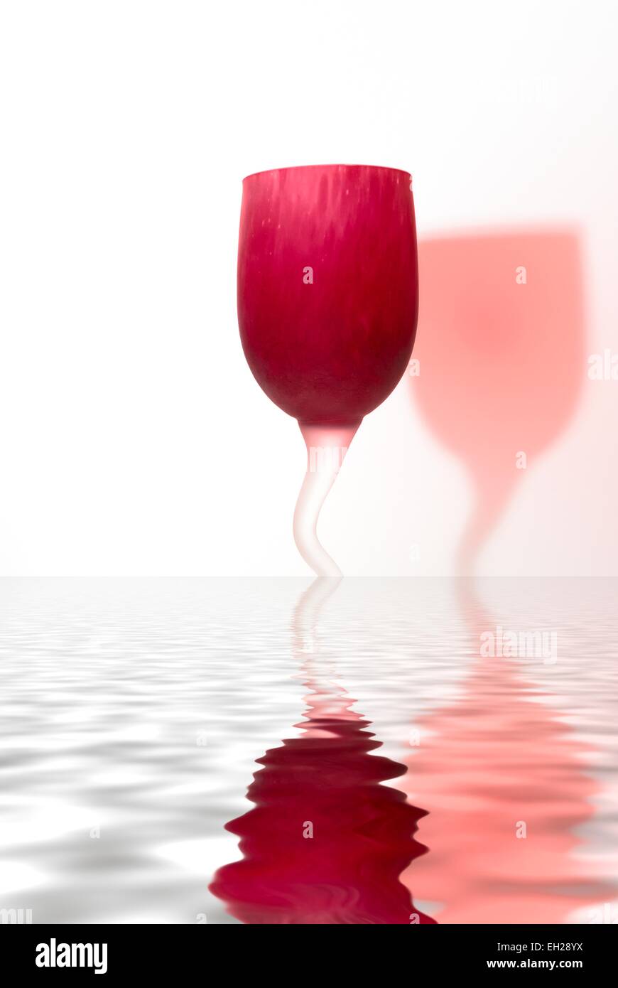 Ein rotes farbiges Glas mit kurvenreich Stiel spiegelt sich in einer Digital erstellten Lache des Wassers Stockfoto