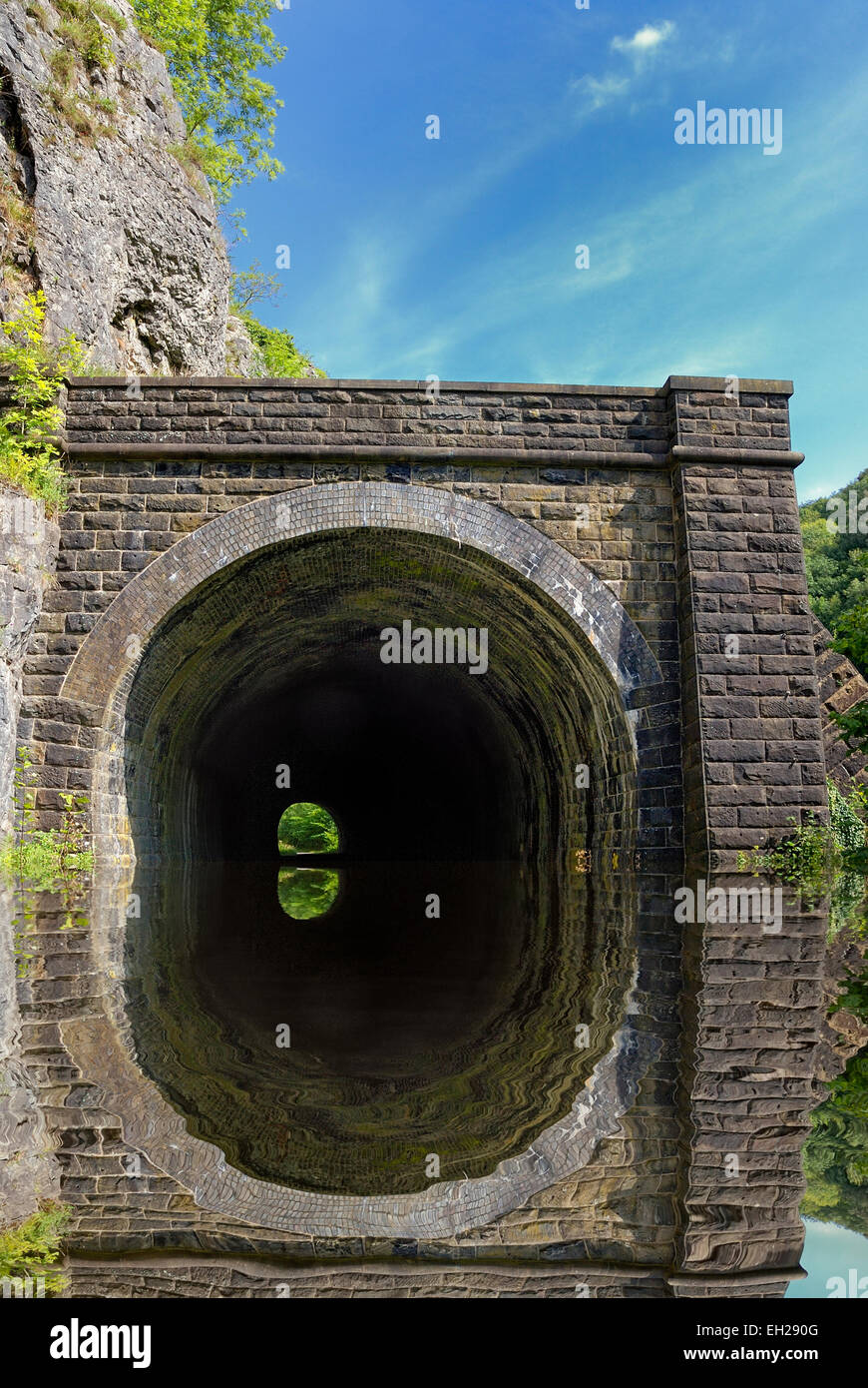 Eisenbahn Tunneleingang auf dem Monsal Trail, gespiegelt Derbyshire Peak District England UK.digitally Bild Stockfoto