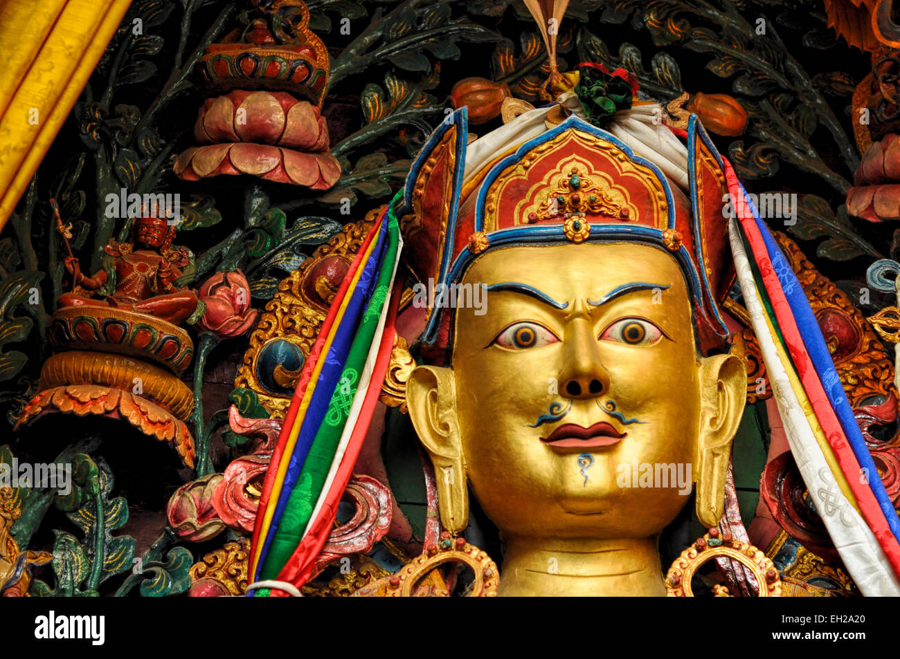 Goldene Statue der buddhistischen Gottheit in Nepal dekoriert Stockfoto