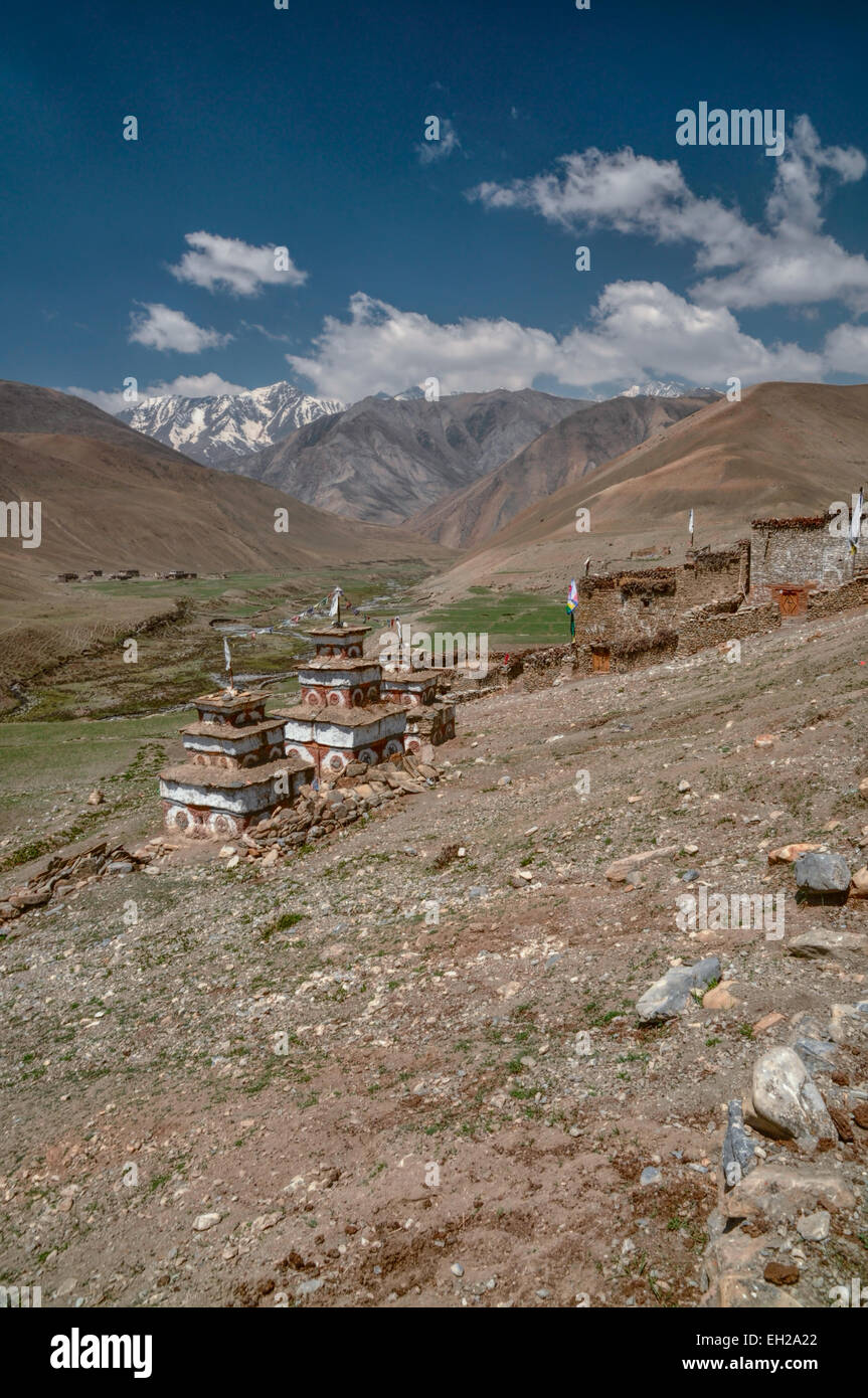 Malerisches Tal mit alten buddhistischen Heiligtümer im Himalaya Gebirge in Nepal Stockfoto