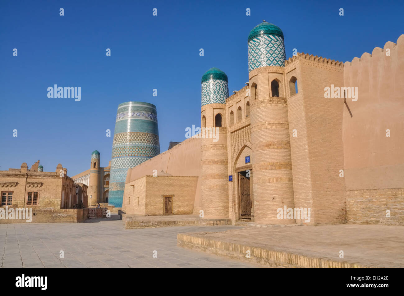 Malerische Aussicht auf Tor und die umliegenden Wände in der Altstadt von Chiwa, Usbekistan Stockfoto