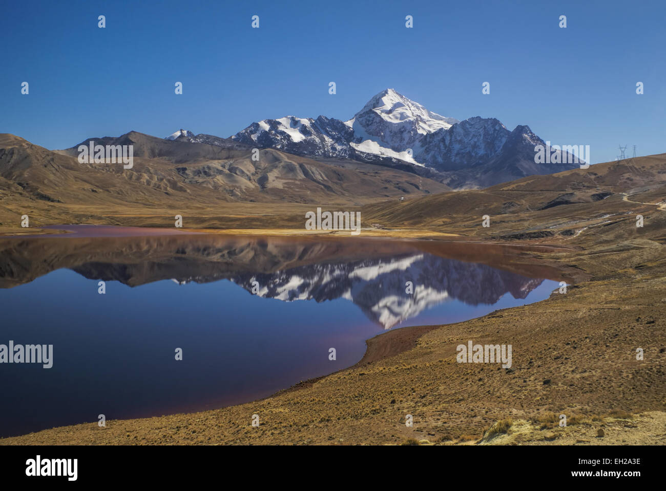 Malerischen See mit Huayna Potosi Mountain im Hintergrund, Höhepunkt im bolivianischen Anden Stockfoto