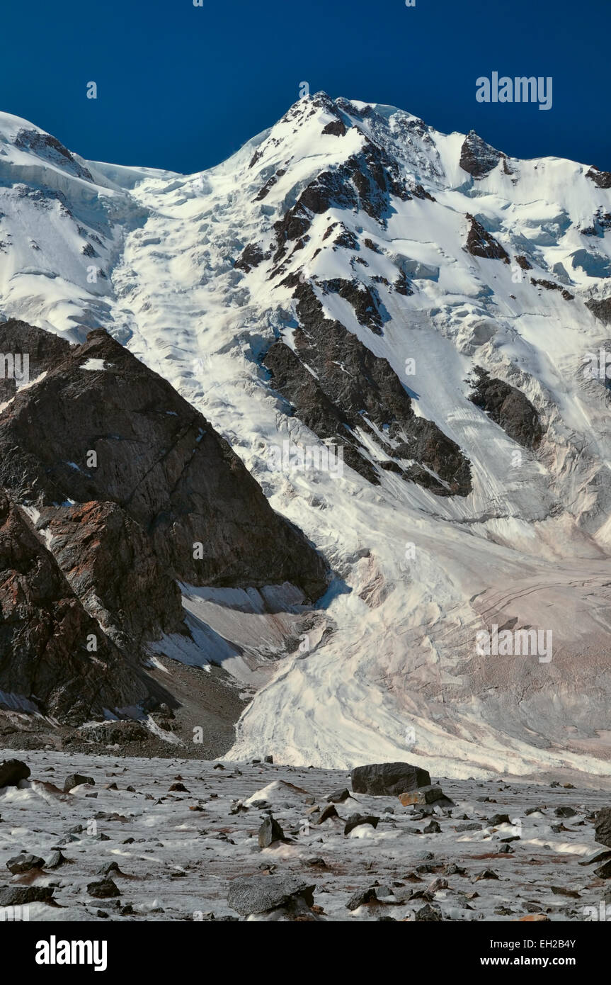 Malerische Aussicht auf Gletscher und höchsten Gipfel im Tien-Shan-Gebirge in Kirgisistan Stockfoto