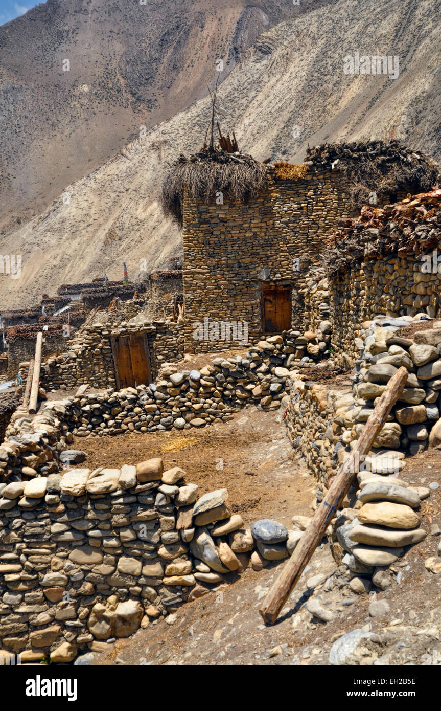 Malerische alte traditionelle Dorf im Himalaya-Gebirge in Nepal Stockfoto