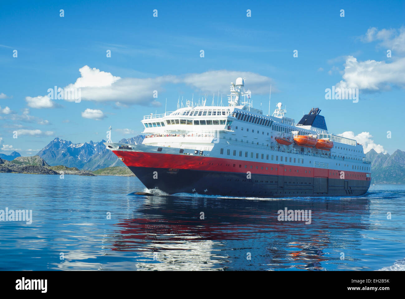 Riesige Passagier-Schiff auf norwegischen Küste Stockfoto