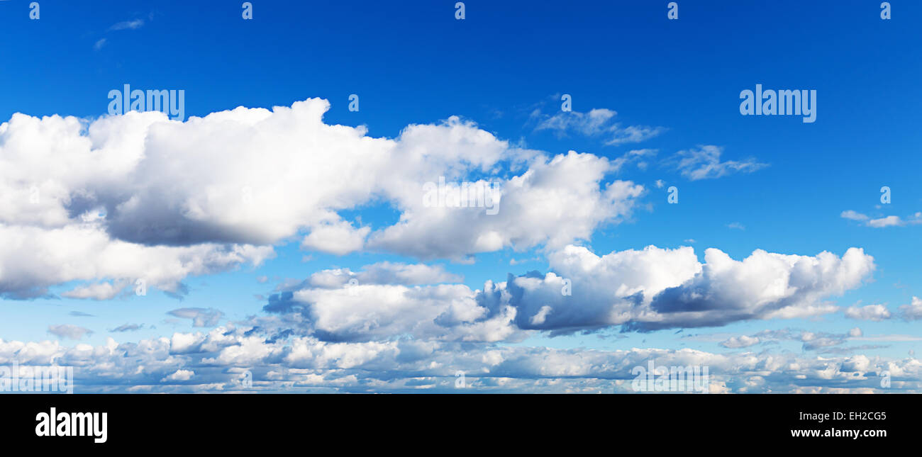 Perfekte Wolken am blauen Himmel in eine Tageszeit Stockfoto