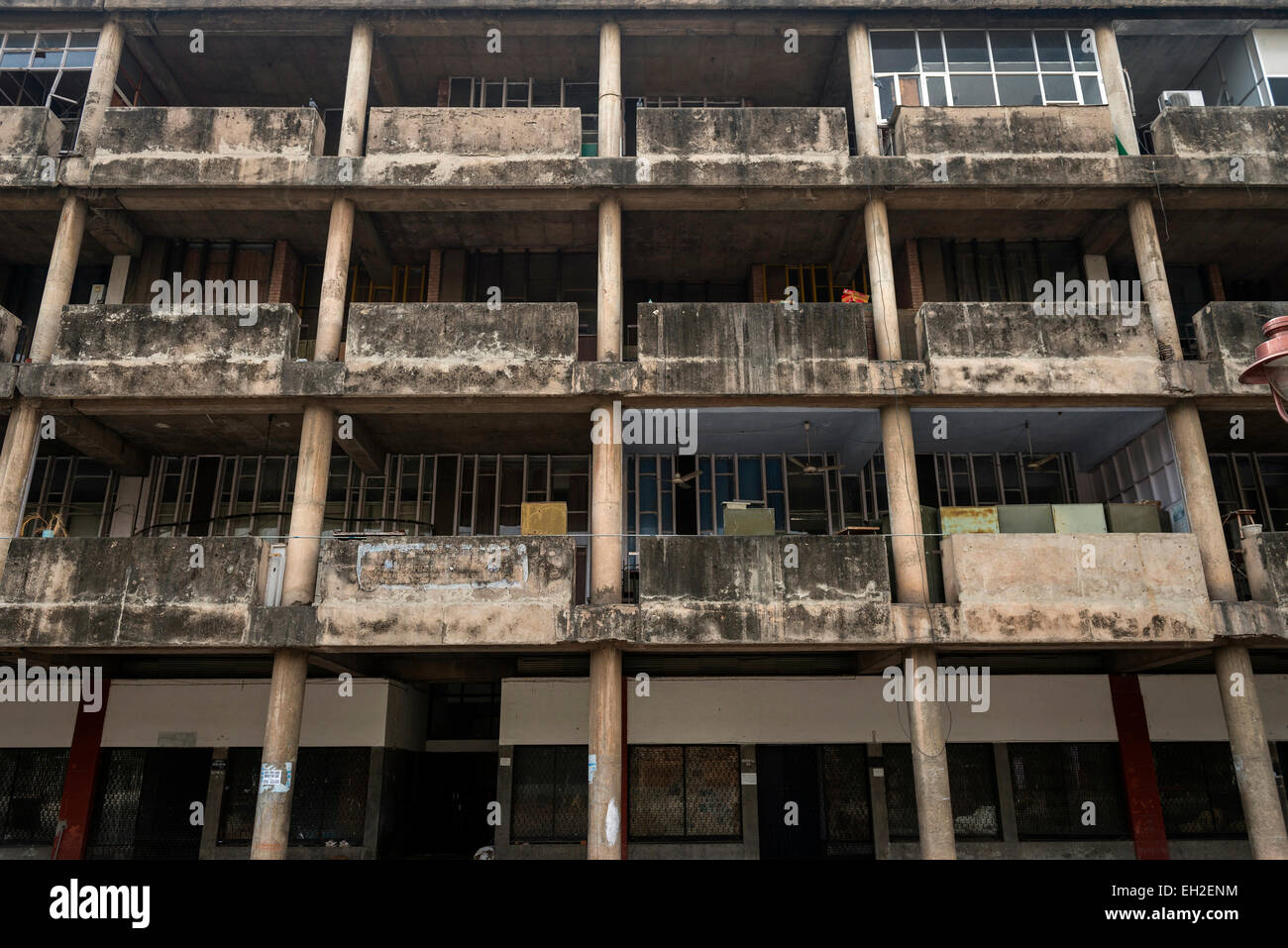Gefärbten Beton auf modernen Gebäude im Zentrum von Chandigarh, Indien Stockfoto