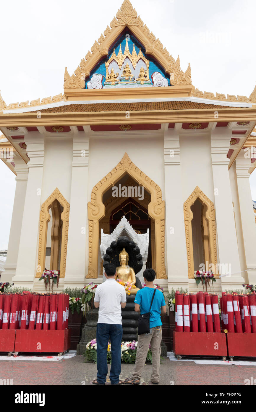 Buddhistischen Anbetung in den goldenen Buddha - Traimit Witthayaram-Tempel in Bangkok Stockfoto