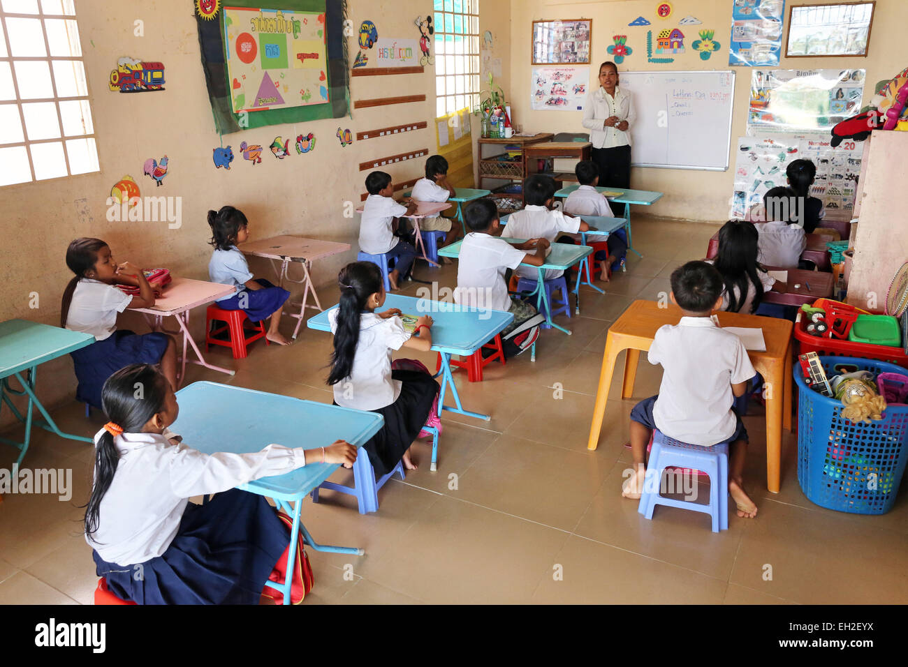 Kinder in einem Klassenzimmer, Lindalva Zentrum für Kinder der Textilarbeiter in Phnom Penh, Kambodscha Stockfoto
