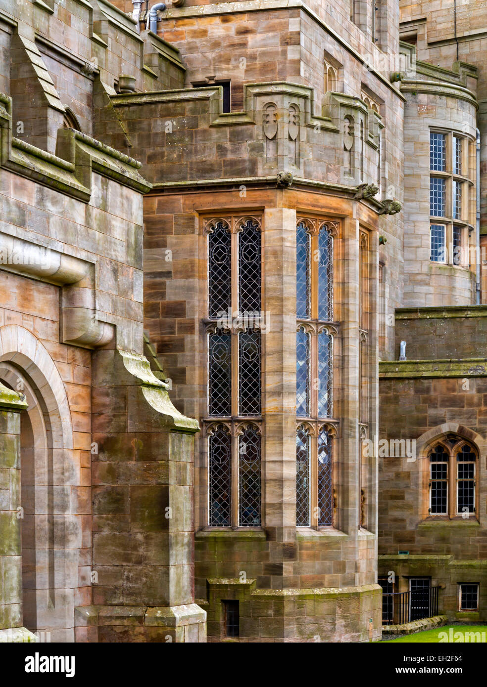 Detail von Fenstern und Wänden bei Bamburgh Castle Northumberland UK eine Touristenattraktion und zu Hause von der Familie Armstrong Stockfoto