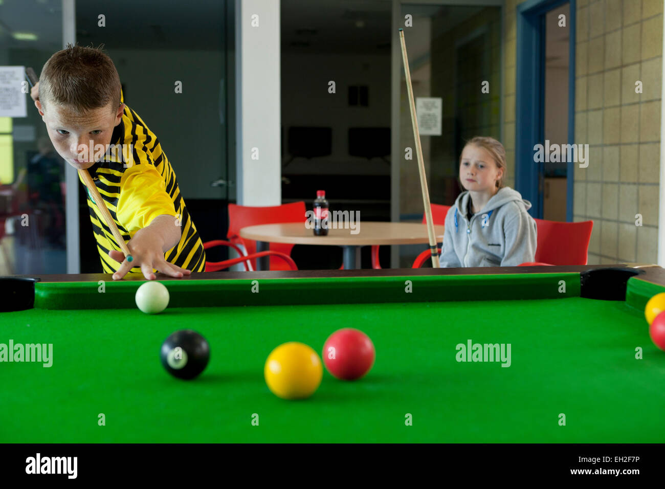 Bei einem Jugendprojekt in Rogerfield und Easterhouse; Unter 12 Jahren spielen auf dem Billardtisch Stockfoto