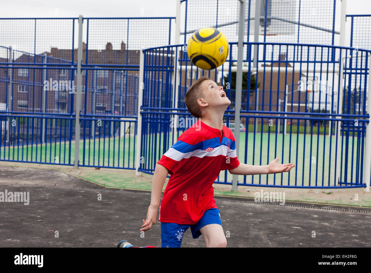 Bei einem Jugendprojekt in Rogerfield und Easterhouse; Unter 12 Jahren spielen Fußball Stockfoto