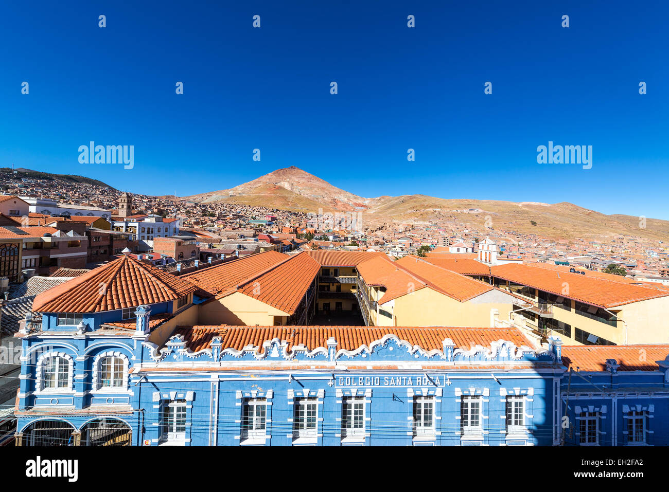 Ansicht der Stadt Potosi, Bolivien mit dem Cerro Rico oder Rich Hill im Hintergrund Stockfoto