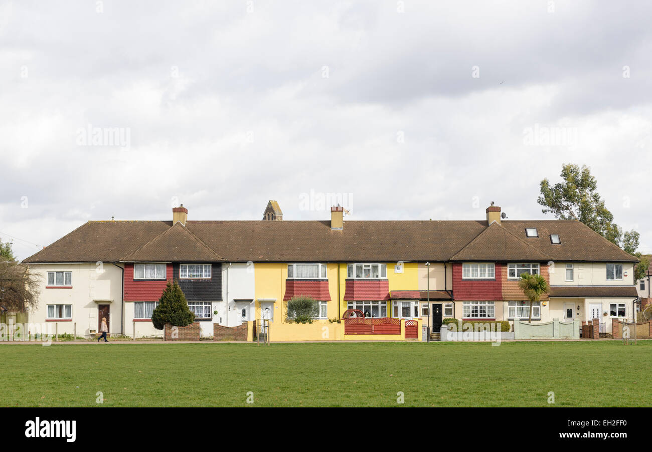 In der Regel britische Häuserzeile Londoner Vorort Doppelhaus auf grün Stockfoto