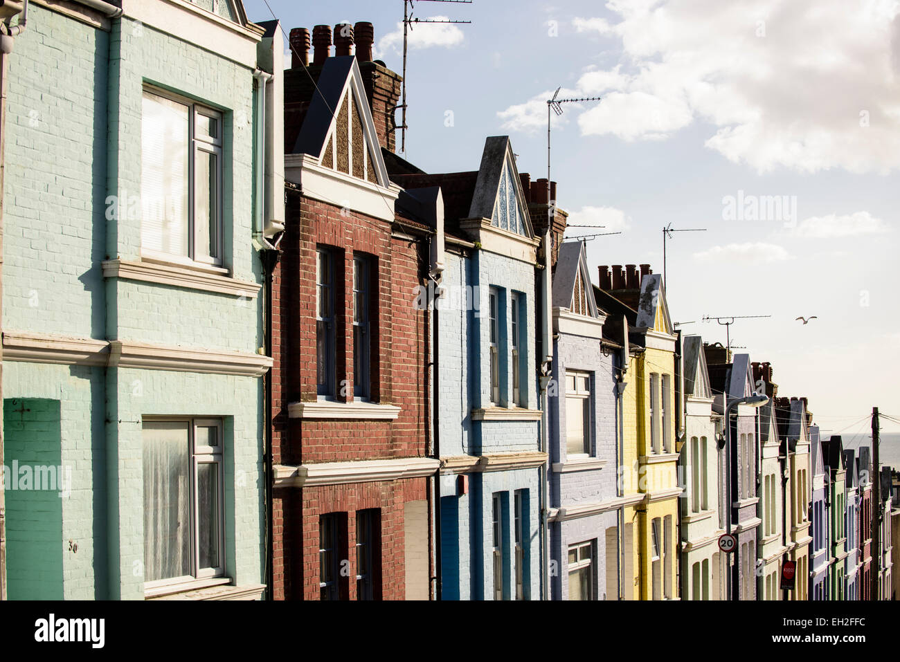 Reihe von bunt bemalten Reihenhäusern in Brighton, East Sussex, England. Stockfoto