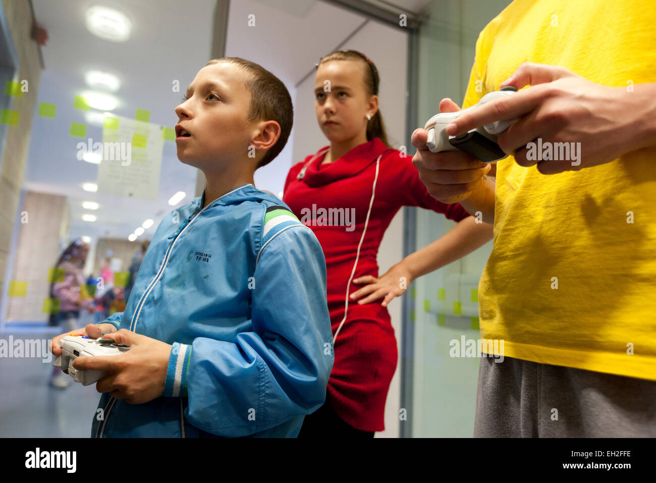 Bei einem Jugendprojekt in Rogerfield und Easterhouse; Unter 12 Jahren spielen an einem Videospiel Stockfoto