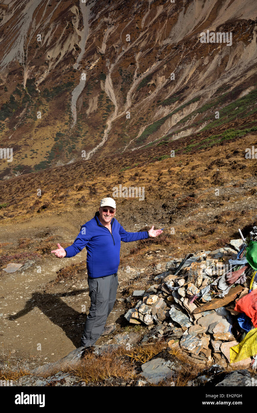 BU00264-00... BHUTAN - Trekker am Gipfel des 4520 m Takhung La (Pass), zweithöchste auf der Jhomolhari Trek 2. Stockfoto