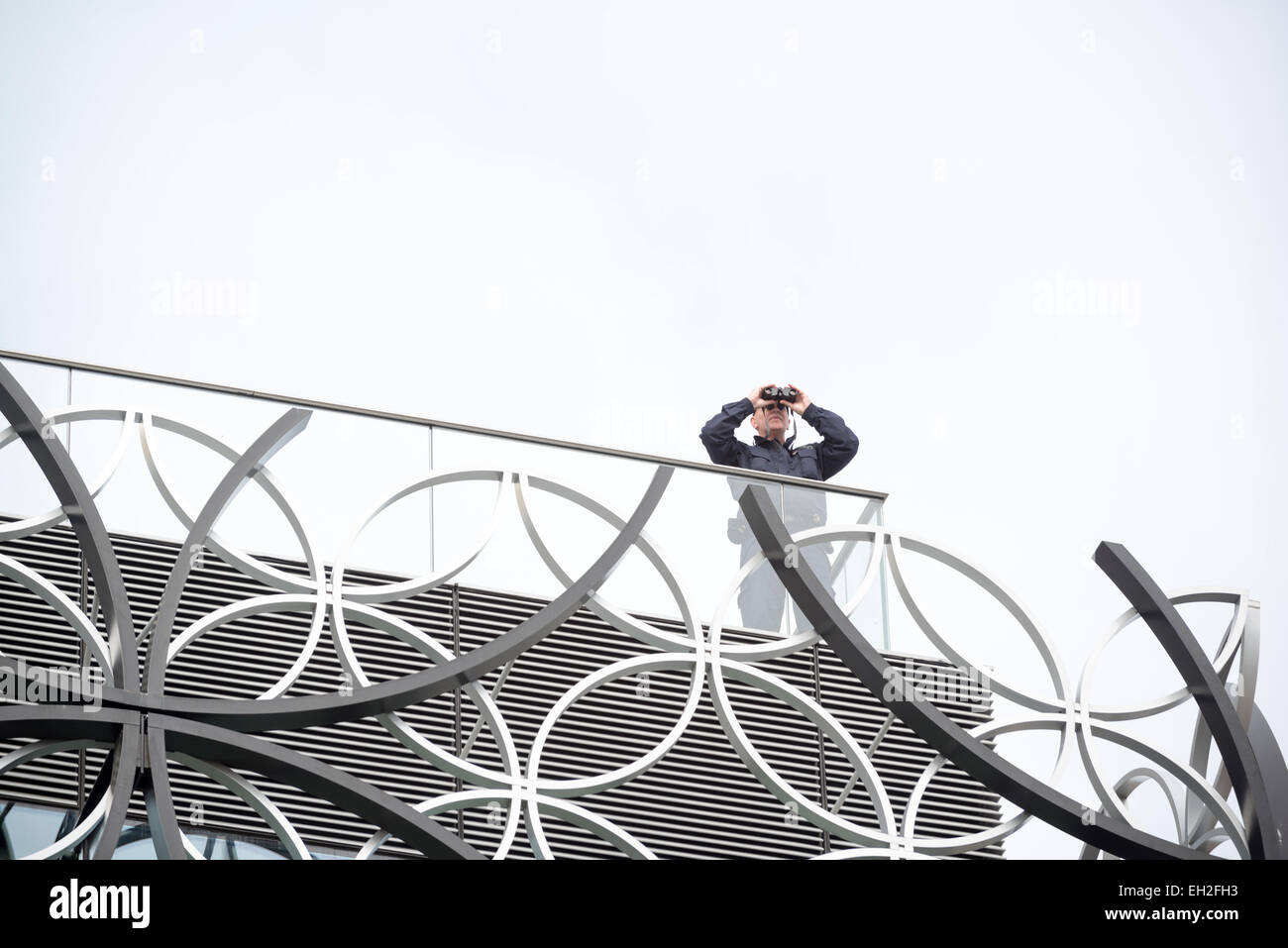 Polizeilicher Überwachung. Blick durch ein Fernglas von Balkon auf Library of Birmingham am Parteitag der konservativen Polizist Stockfoto