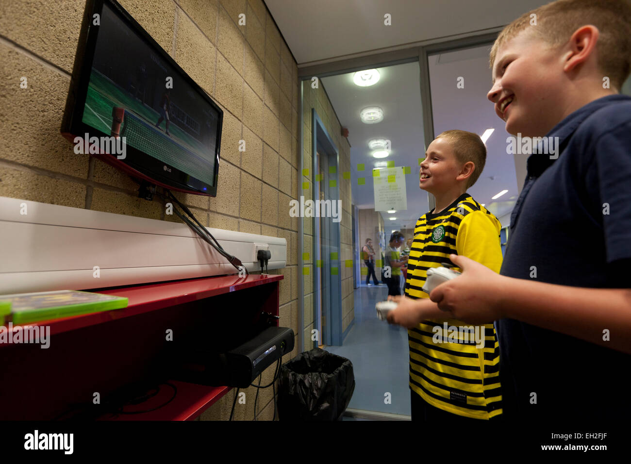 Bei einem Jugendprojekt in Rogerfield und Easterhouse; Unter 12 Jahren spielen an einem Videospiel Stockfoto