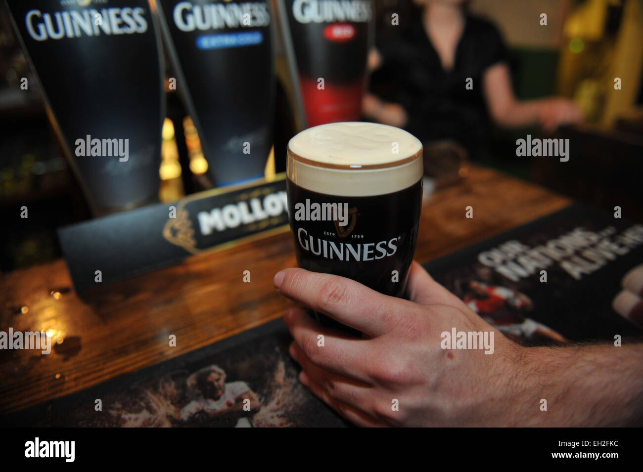 Pint Guinness in einem örtlichen Pub, Lancashire gezogen. Stockfoto