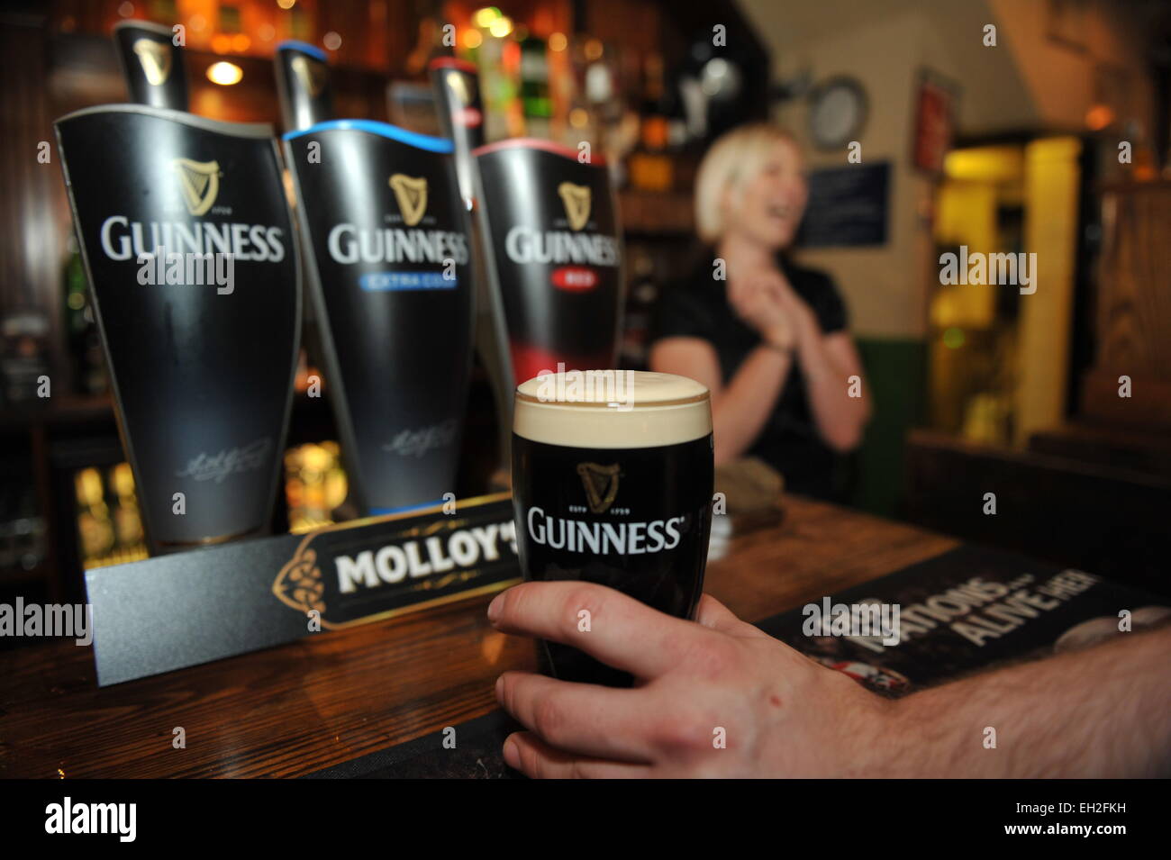 Pint Guinness in einem örtlichen Pub, Lancashire gezogen. Stockfoto